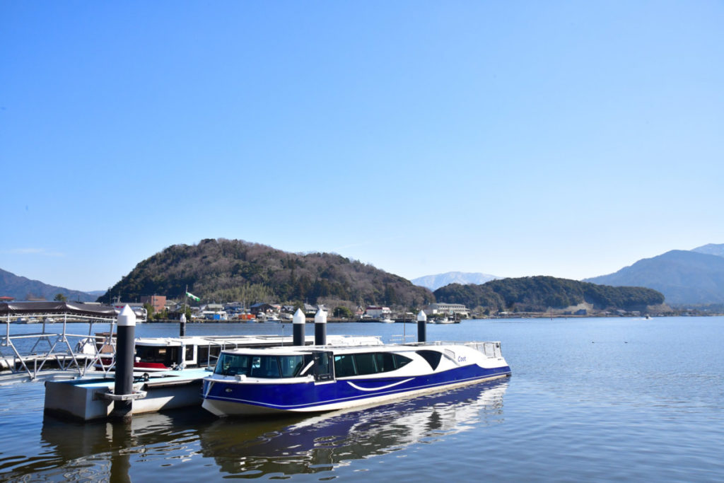 福井県美浜町レイクセンターの前で撮影した電池推進遊覧船
