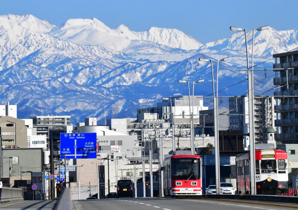 立山連峰を背景に走る富山の路面電車