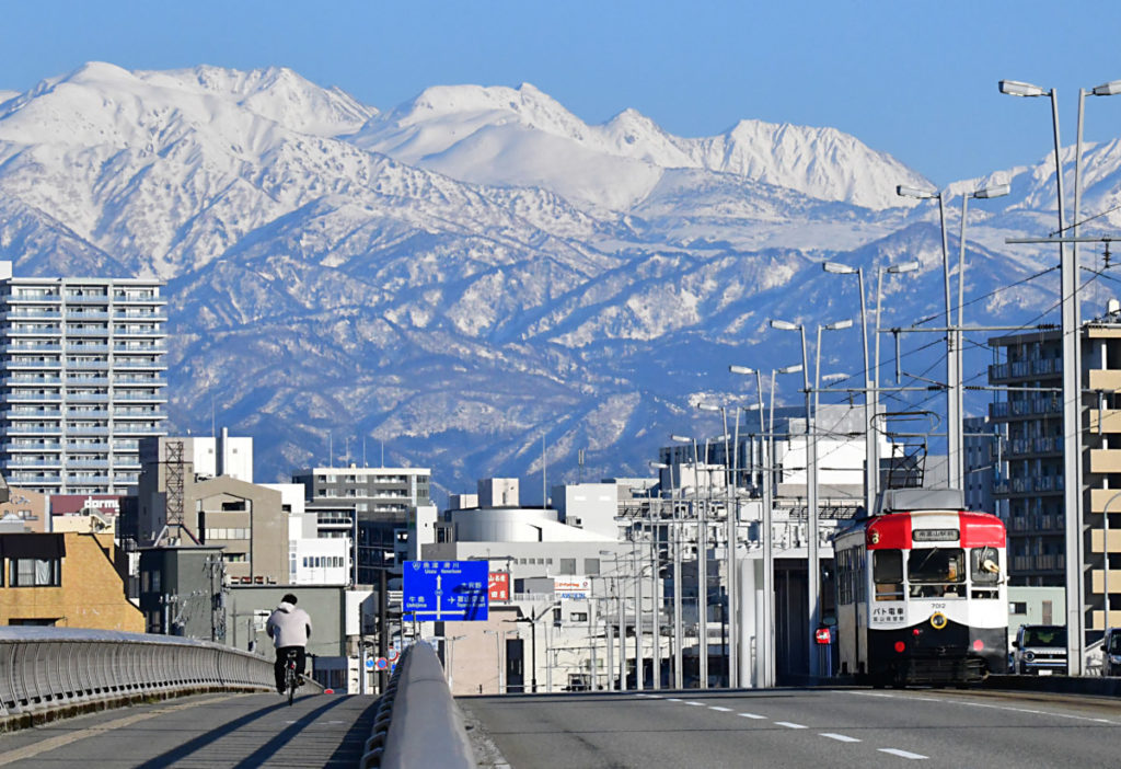 富山大橋から望む立山連峰の絶景