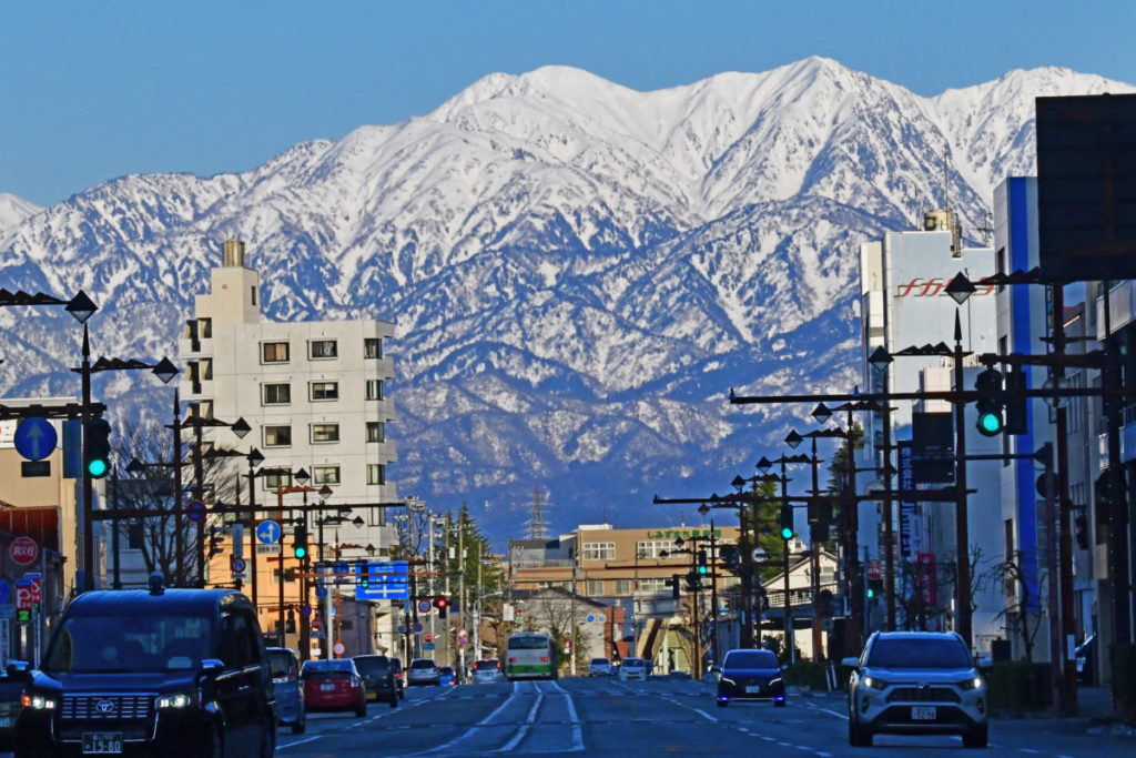 夕刻の富山市街地と立山連峰